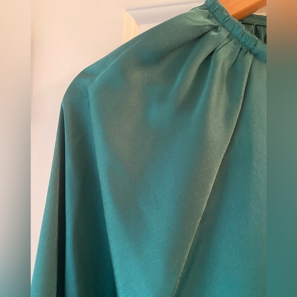 Green Satin Balloon Top. Size M - Picture 3 of 5